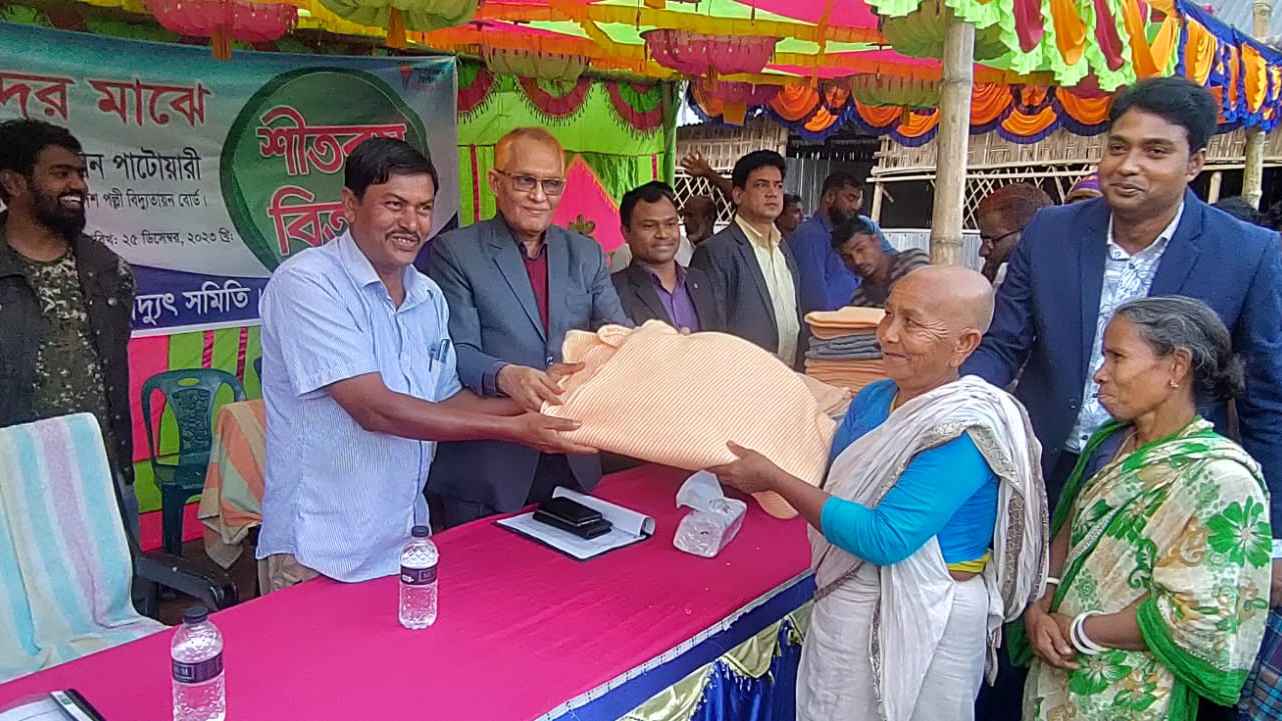 নীলফামারীতে শীতবস্ত্র পেয়ে অসহায়দের মুখে হাসি ফুটলো