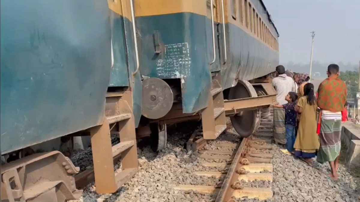 ‘ঢালারচর এক্সপ্রেস’ ট্রেনের ২ বগি লাইনচ্যুত, তদন্ত কমিটি গঠন