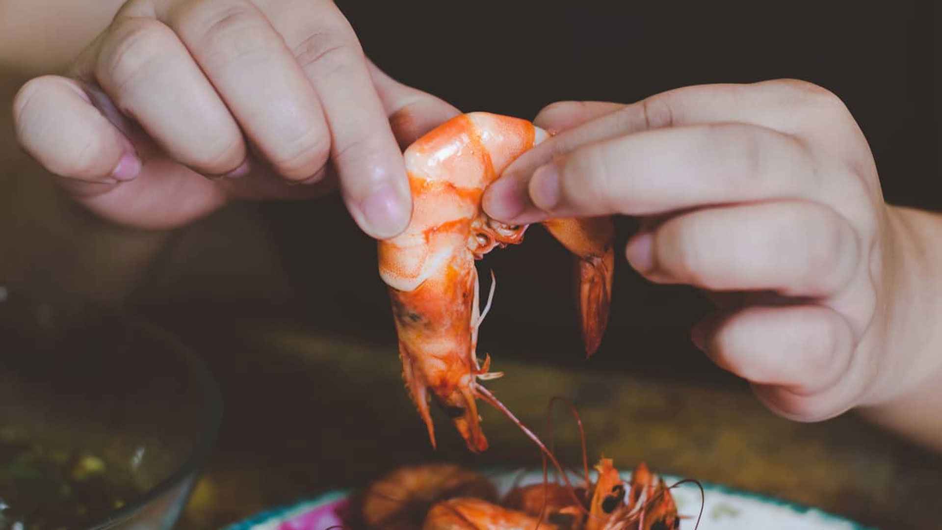 চিংড়ির সঙ্গে এসব খাবার খেলেই বিপদ!