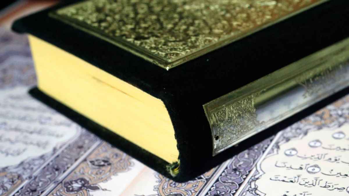 স্বর্ণের প্রতি অতি আকর্ষণ, কোরআনের সতর্কতা