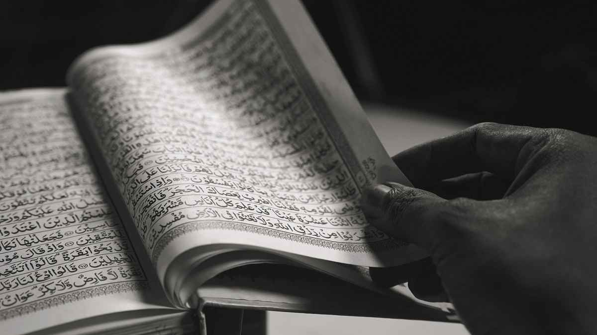 কোরআন তেলাওয়াতের সময় কেউ সালাম দিলে জবাব দিতে হবে?