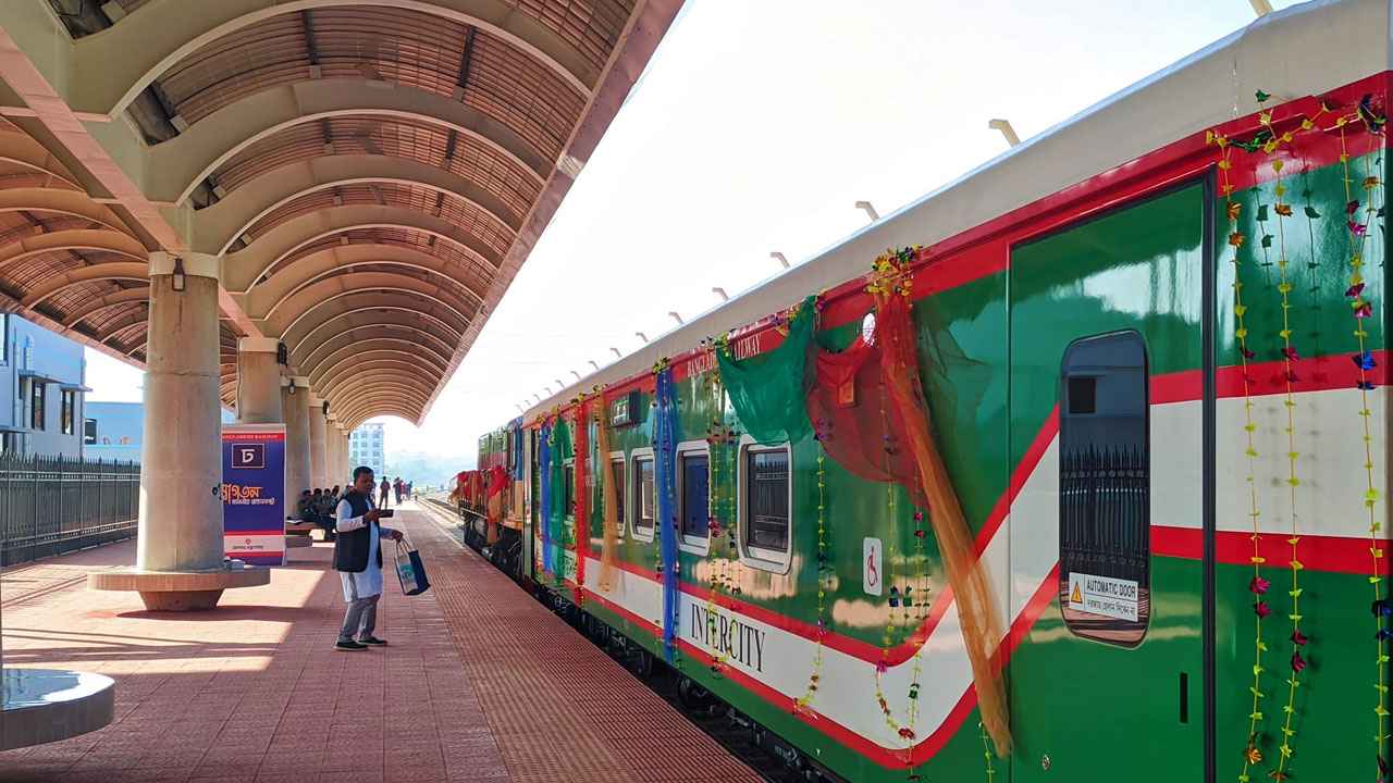 হাজার যাত্রী নিয়ে ঢাকার উদ্দেশে ‘কক্সবাজার এক্সপ্রেস’