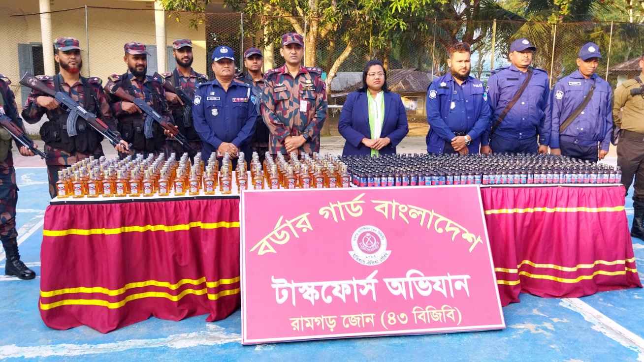 রামগড়ে বিপুল পরিমাণ ভারতীয় মদ ও ফেনসিডিল জব্দ