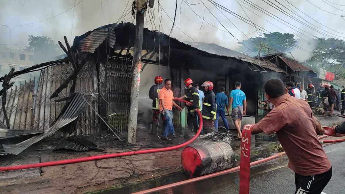 রাঙামাটিতে আগুনে পুড়ল ১২ দোকান