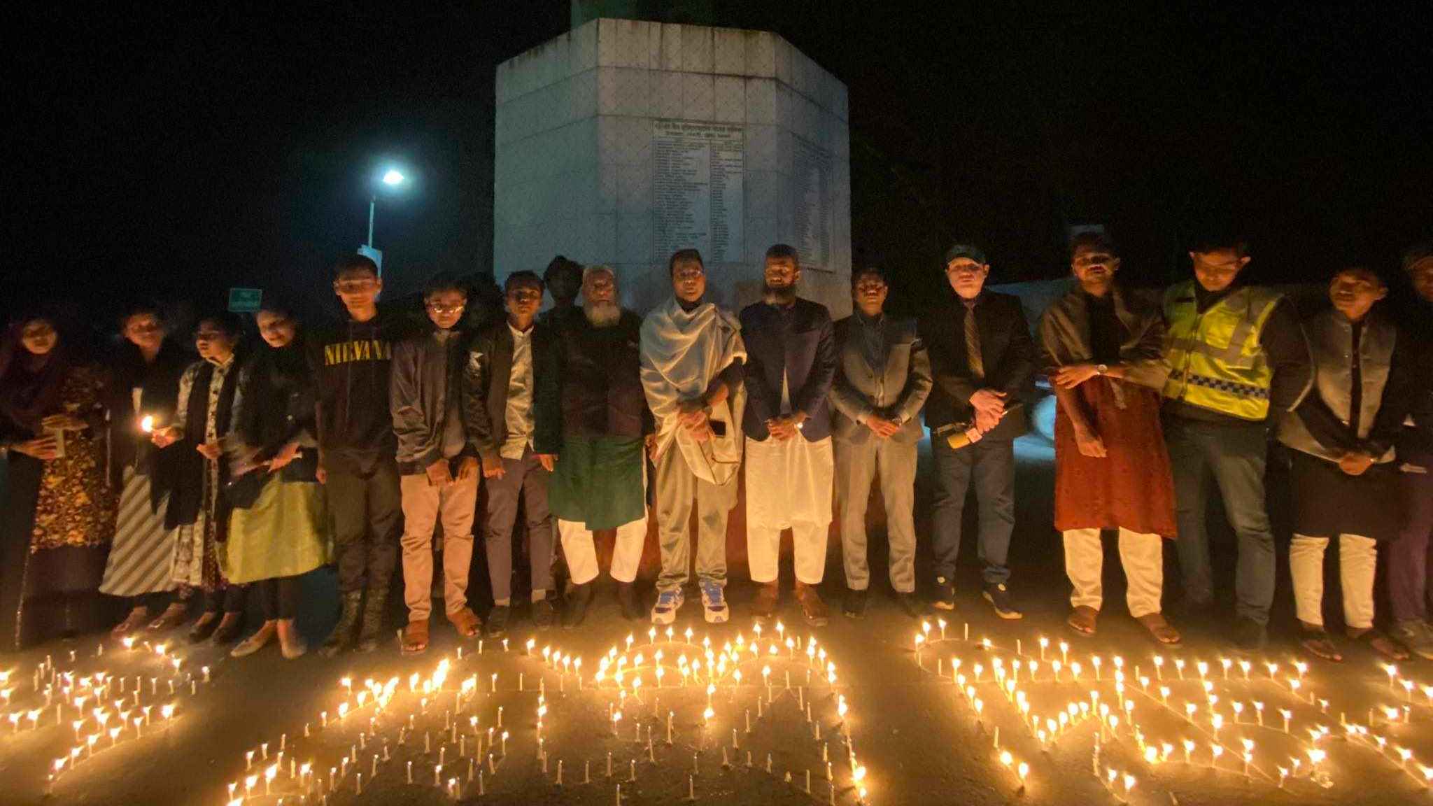 বরগুনায় মোমবাতি প্রজ্জ্বলন