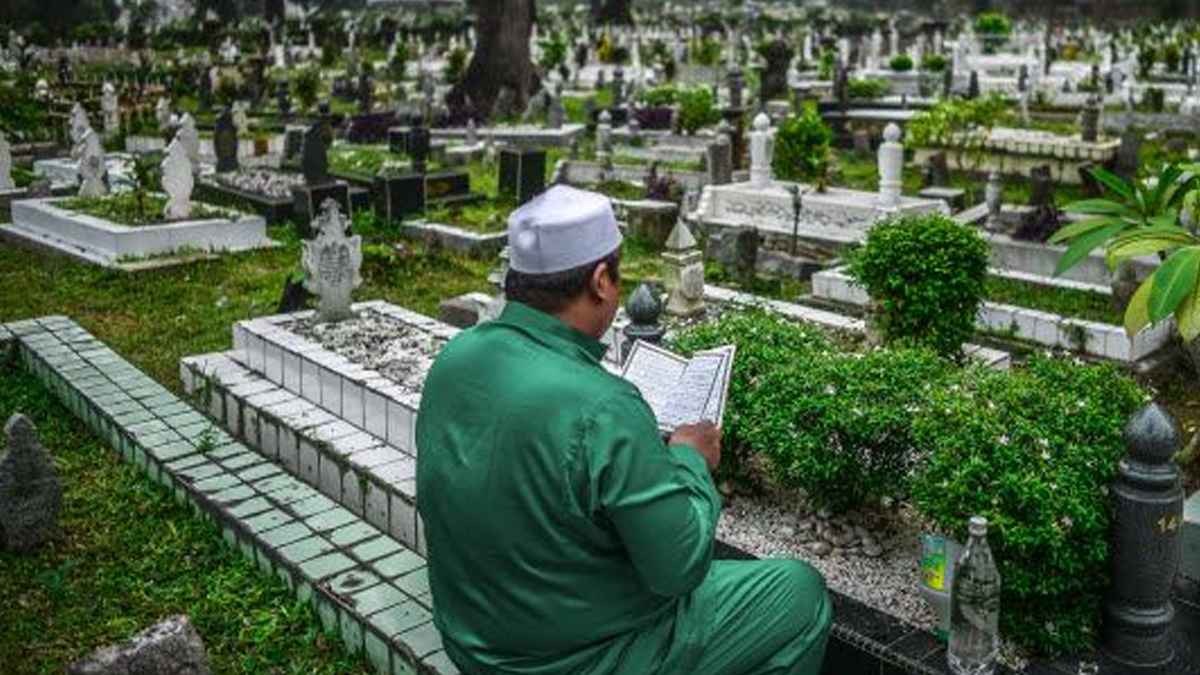 কবরের পাশে কোরআন তেলাওয়াত জায়েজ?