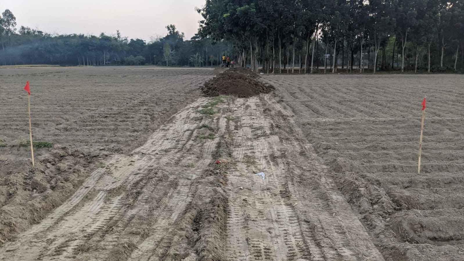 দুই গ্রামের মানুষ পেল সড়ক, সমাজিক উদ্যোগে মাটি ভরাট