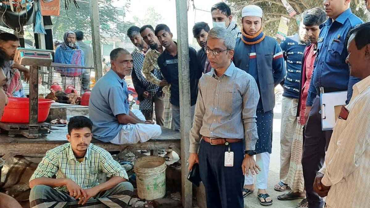 রং মিশিয়ে মাংস বিক্রি, ২ ব্যবসায়ীকে জরিমানা