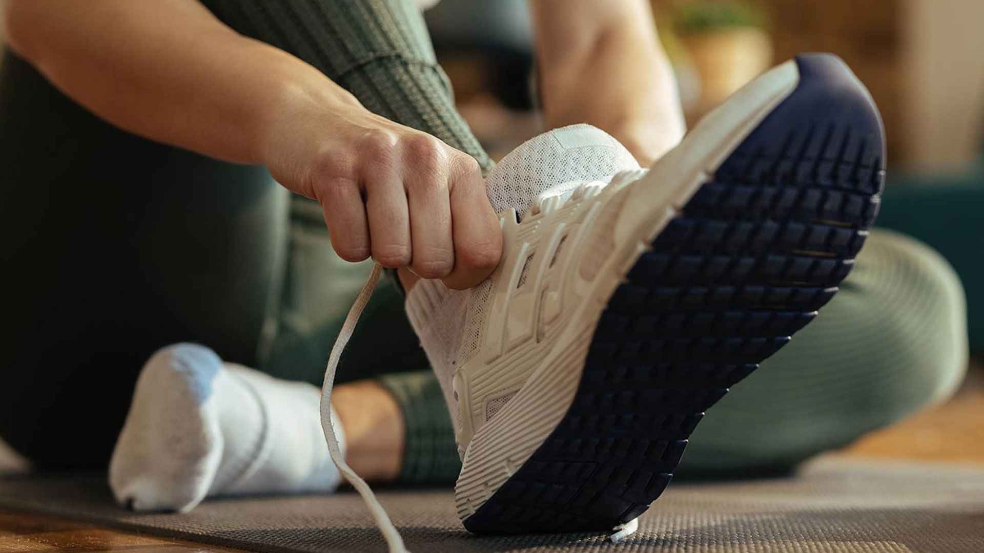 জুতার সঙ্গে মোজা পরার ৩ সুফল