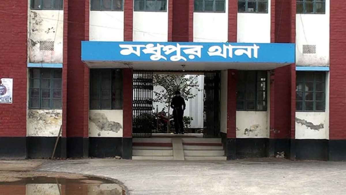 মা-দুই ছেলেসহ একই পরিবারের ৪ জনকে গাছে বেঁধে নির্যাতন