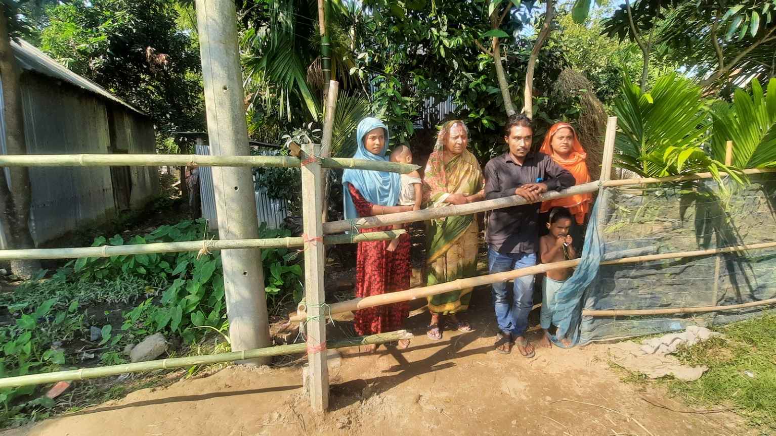 বাড়ির রাস্তা আটকে এক পরিবারের পাঁচ সদস্যকে অবরুদ্ধ করার অভিযোগ