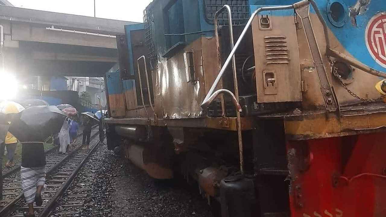 তেজগাঁওয়ে ক্রেনের আঘাতে লাইনচ্যুত ট্রেন