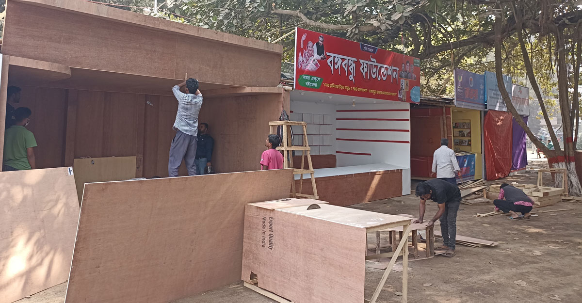 এখনও স্টল তৈরির ব্যস্ততা কমেনি বইমেলায়