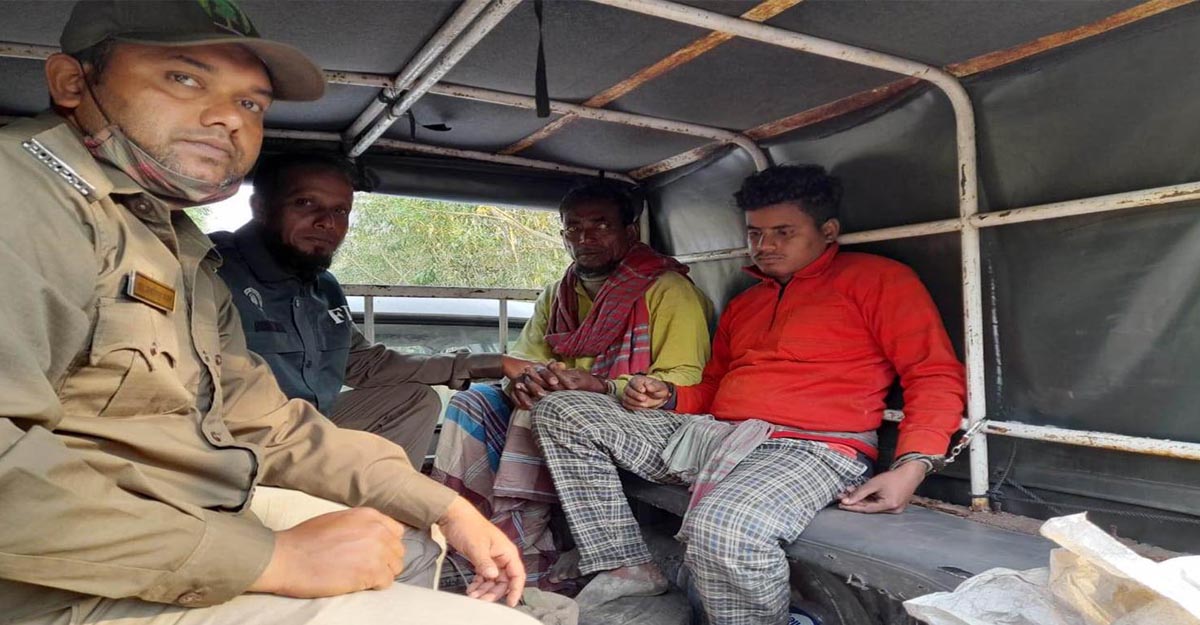 সুন্দরবনে বিষ দিয়ে মাছ ধরায় ২ জেলে গ্রেফতার