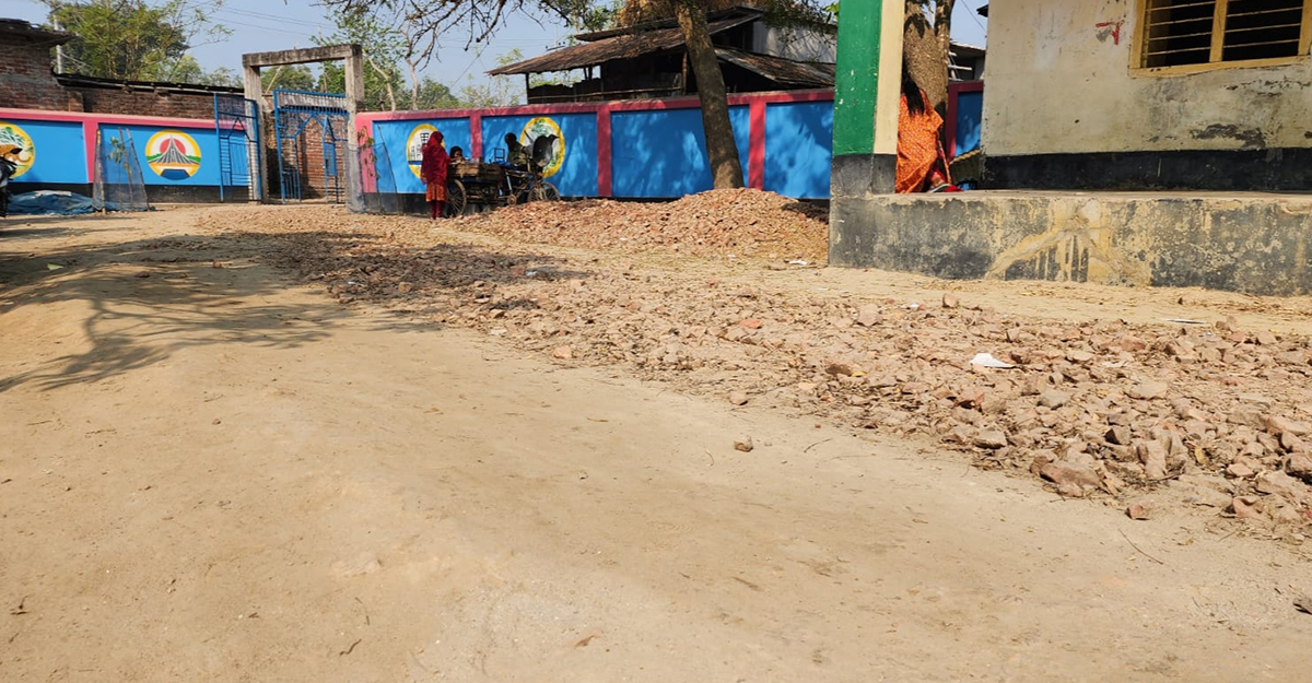 প্রকৌশলীর গাফিলতিতে আটকে ৫ সড়কের নির্মাণকাজ, চুরি হচ্ছে উপকরণ