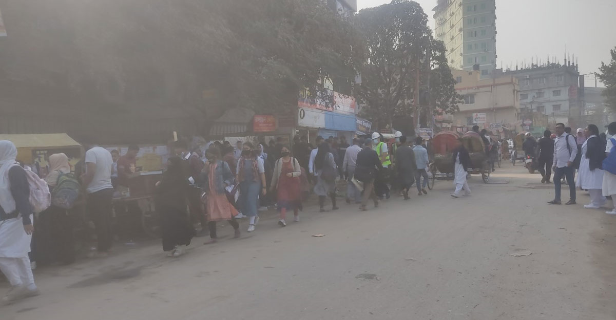 স্কুলপাড়ায় ধুলার রাজত্ব