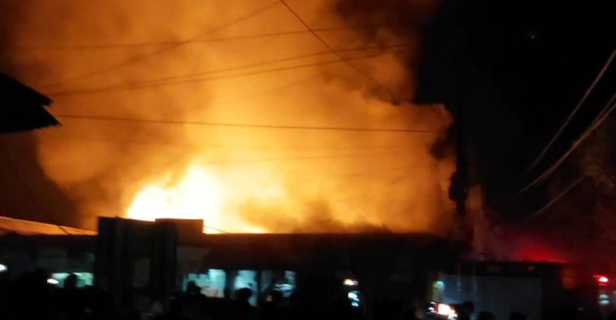 কিশোরগঞ্জের তাড়াইল বাজারে আগুন, ৩০ দোকান ভস্মীভূত