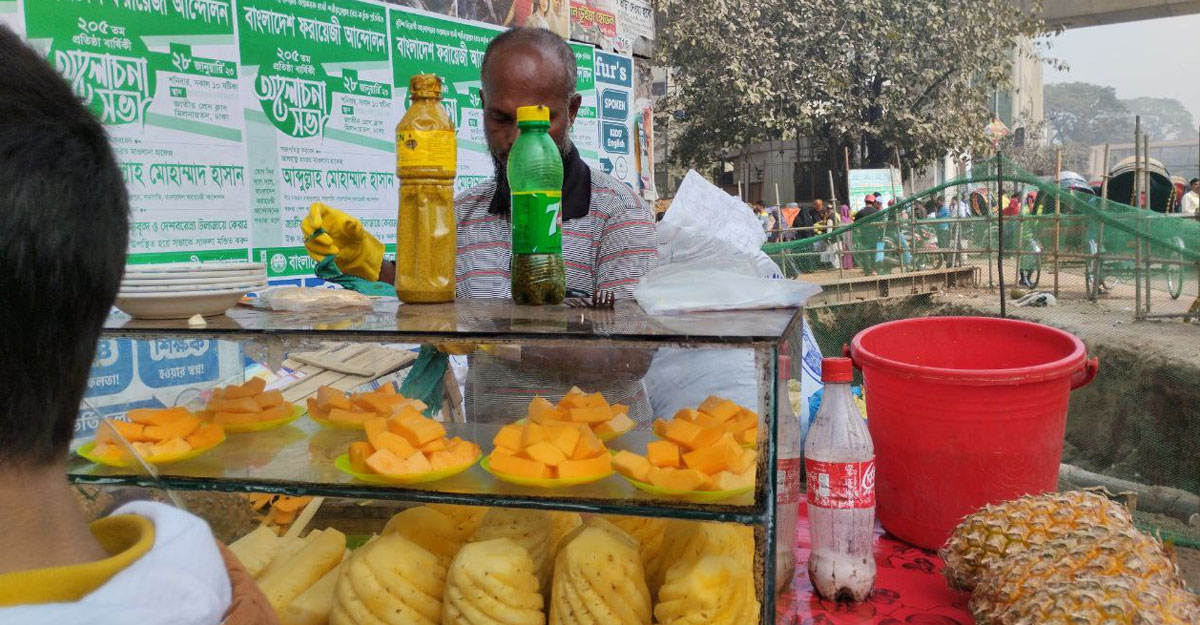 ধুলার রাজ্যে ফুটপাতে খাবার বিক্রি, বাড়ছে স্বাস্থ্যঝুঁকি