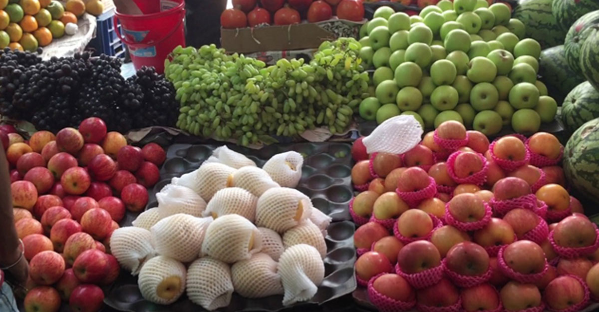 ক্রেতা সংকটে বাদামতলী-ওয়াইজঘাটের ফল ব্যবসায়ীরা