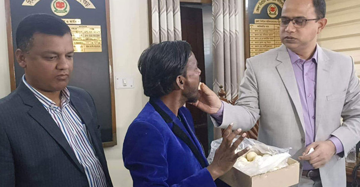 হিরো আলমকে মিষ্টি খাওয়ালেন নির্বাচন কর্মকর্তা