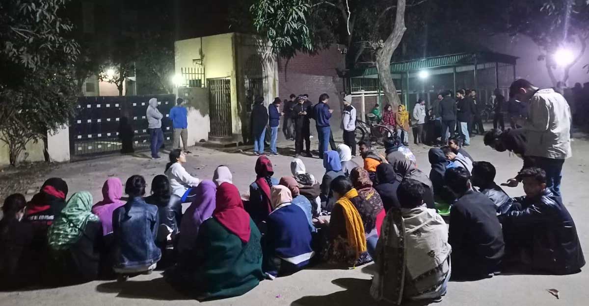 নিরাপদ ক্যাম্পাসের দাবিতে মধ্যরাতে জাবি শিক্ষার্থীদের বিক্ষোভ