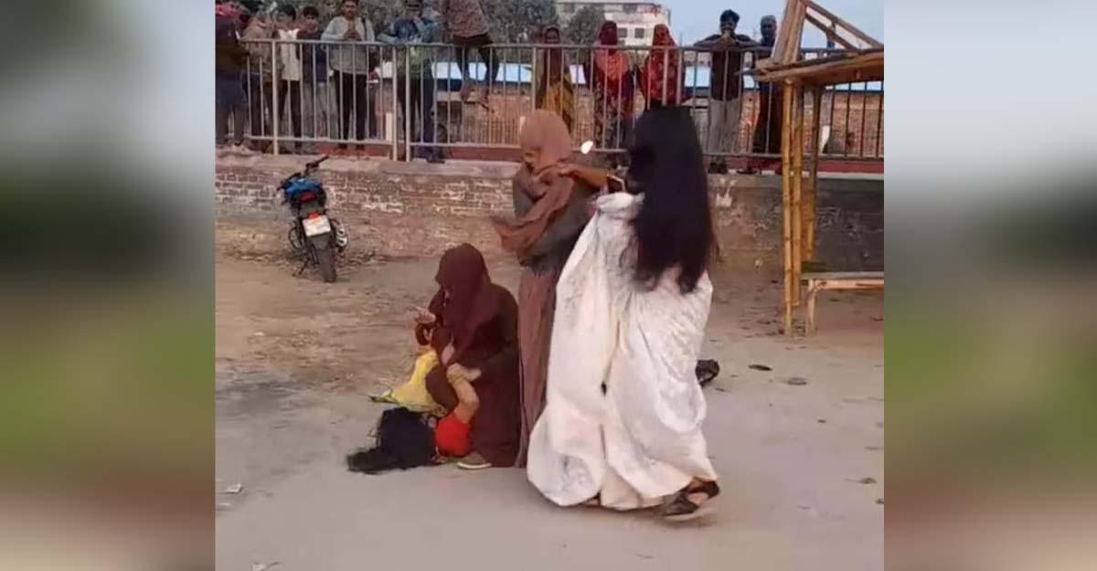 এক প্রেমিক নিয়ে ৪ তরুণীর প্রকাশ্যে মারামারি! ভিডিও ভাইরাল