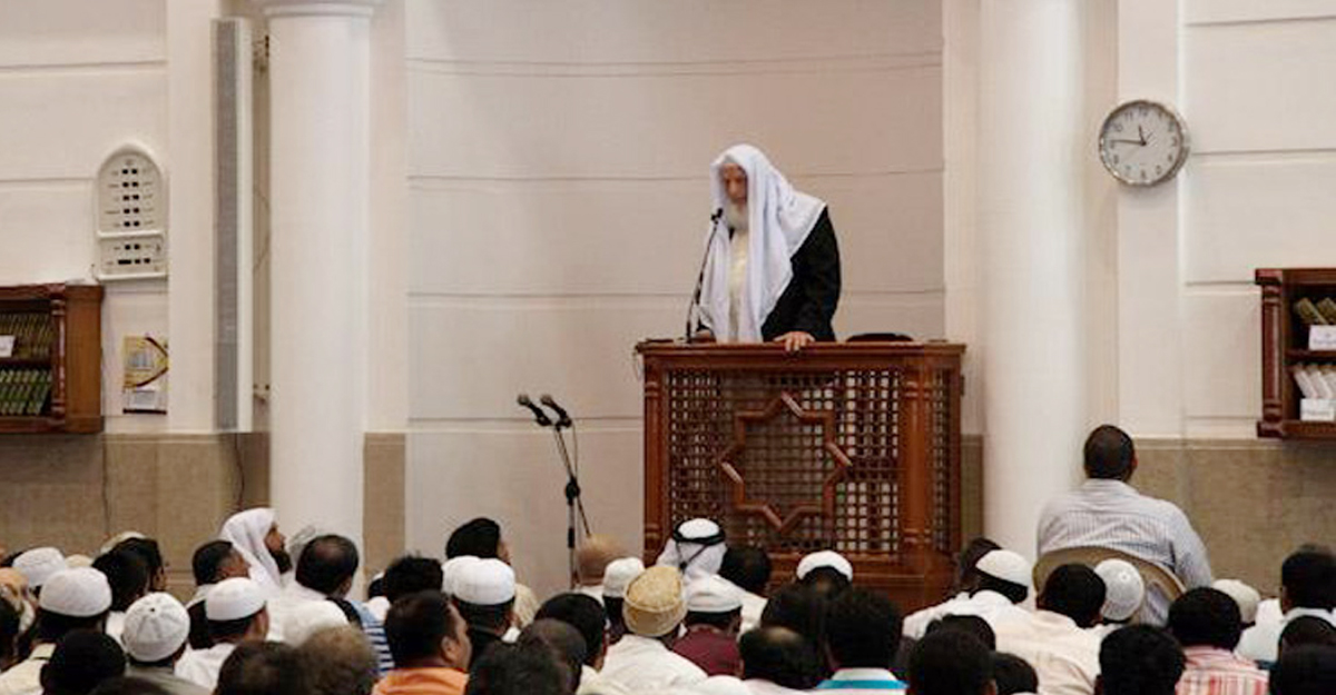 জুমার দিন ইমামের কাছাকাছি বসার ফজিলত