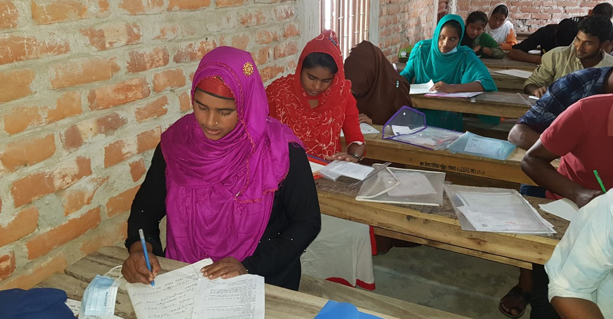 একসঙ্গে পরীক্ষা দিয়ে মা পাশ, মেয়ে ফেল