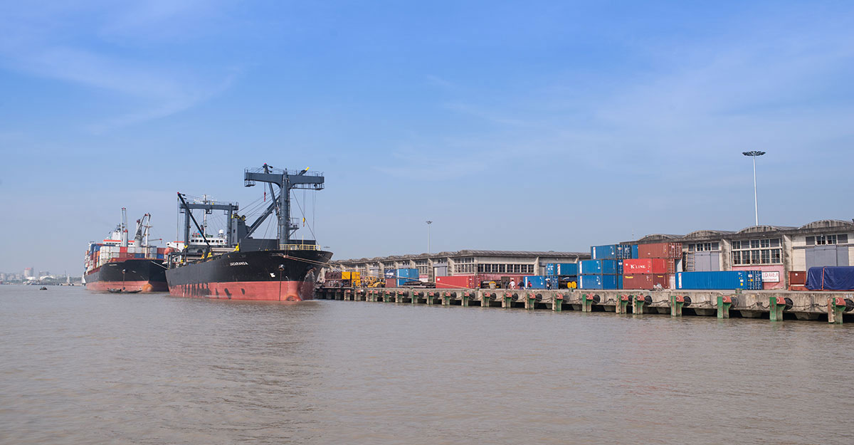 মোংলায় দুই বিদেশি জাহাজকে বন্দর ত্যাগে নিষেধাজ্ঞা