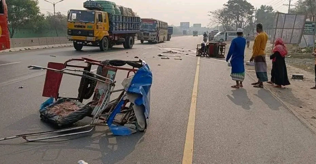 বাসের ধাক্কায় প্রাণ গেল অটোরিকশা চালকের