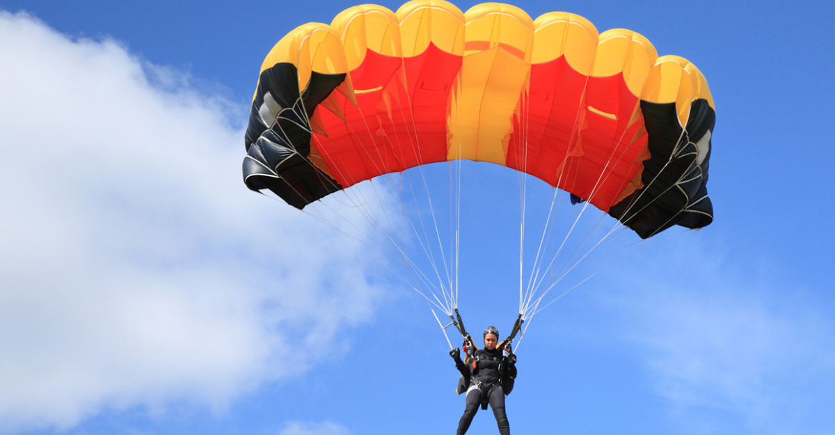 প্যারাসুটে কেন ছিদ্র থাকে?