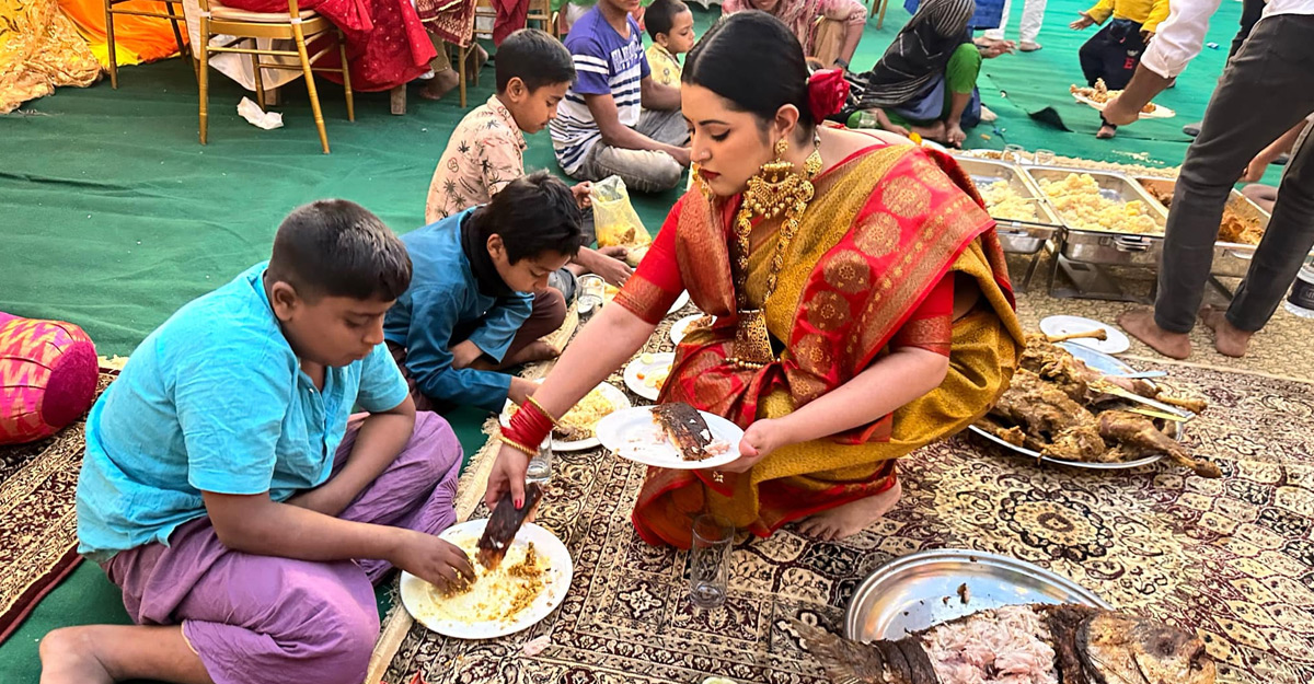 ছেলের মুখেভাতে পথশিশুদের খাওয়ালেন পরীমণি