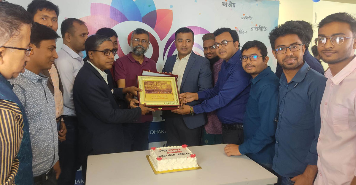 ঢাকা পোস্টের প্রতিষ্ঠাবার্ষিকীতে ঢাকা মেইলের ফুলেল শুভেচ্ছা