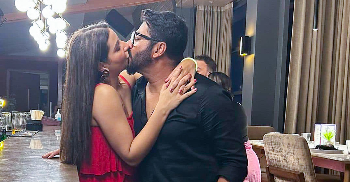 ঠোঁটের কোলাজ, ভাঙাল লাজ