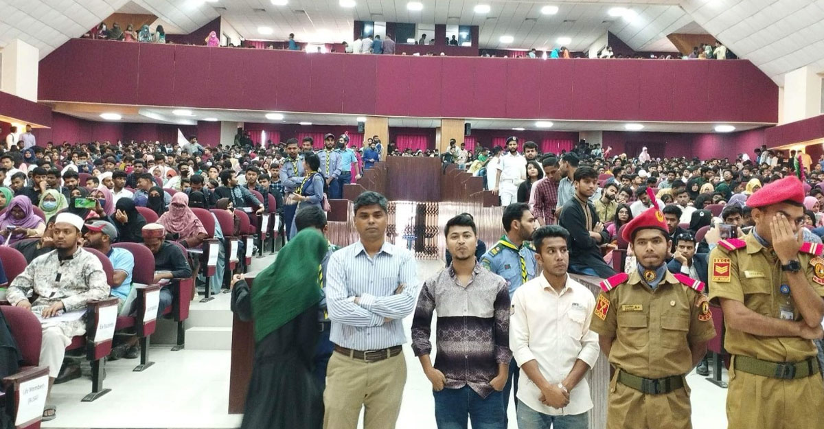 নবীন শিক্ষার্থীদের বরণ করলো রাজশাহী বিশ্ববিদ্যালয়