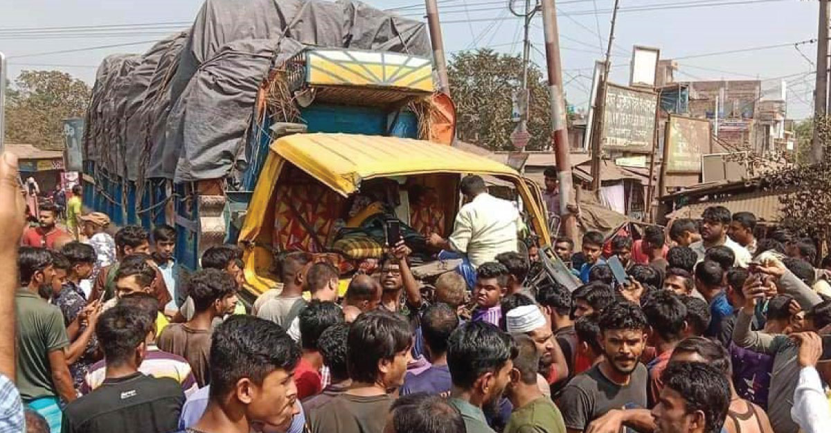 অরক্ষিত ক্রসিংয়ে রেললাইনে উঠে পড়ল ট্রাক
