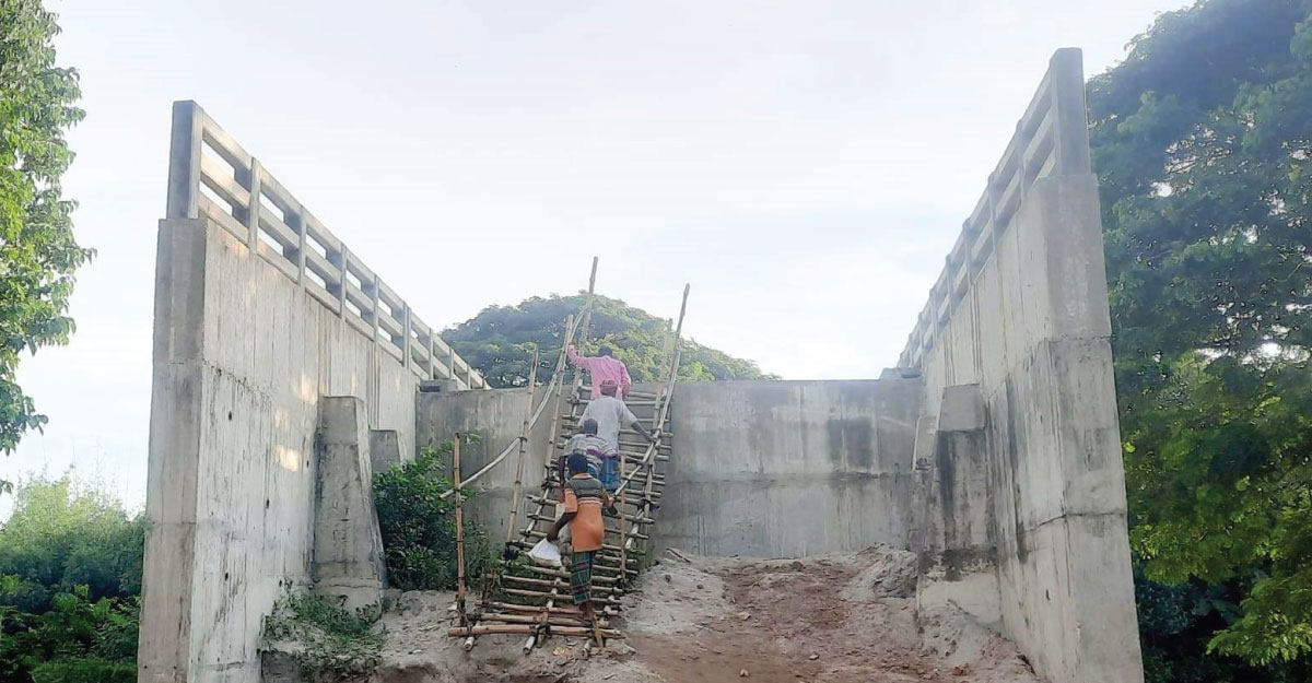 'বাঁশের মই বেয়ে উঠতে হয় কোটি টাকার সেতুতে'