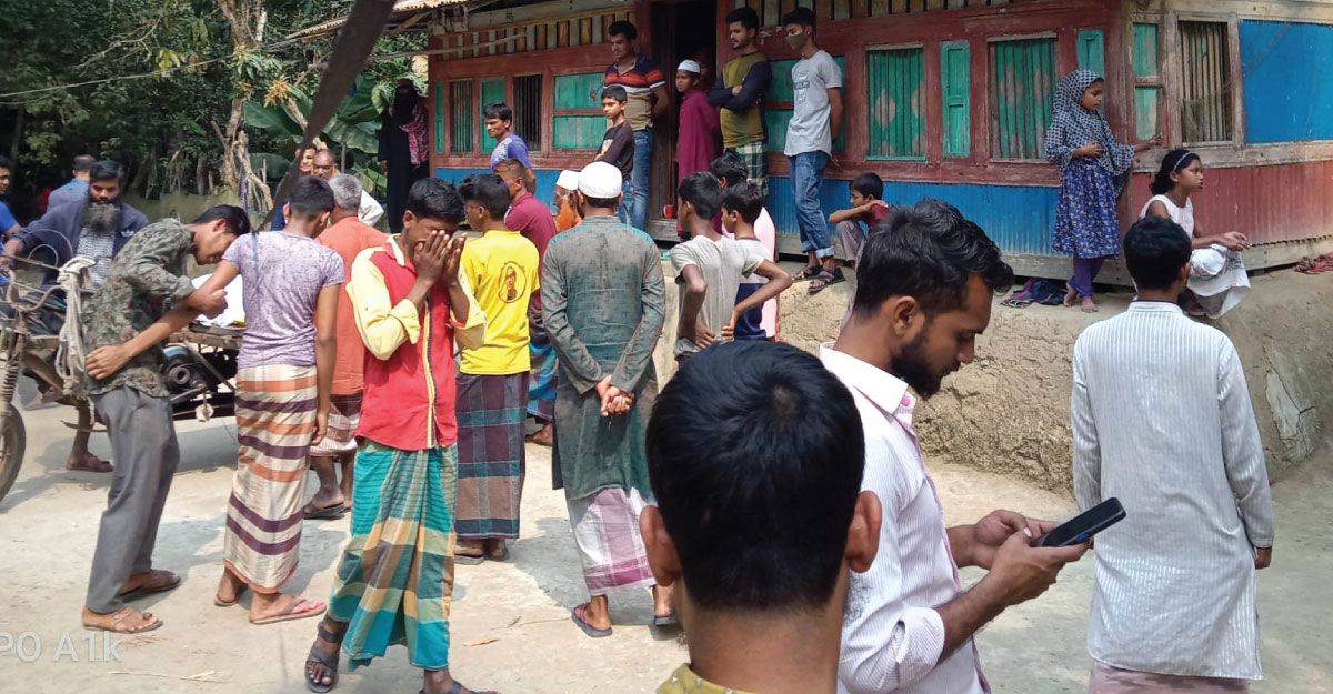 বাবাকে শিল নোড়া দিয়ে আঘাত করে হত্যা করল ছেলে 