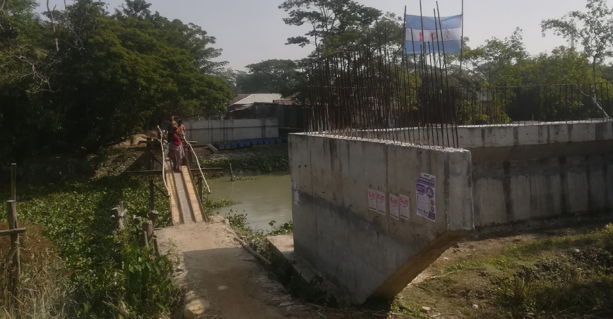 নকশা জটিলতায় দু’বছর বন্ধ সেতুর নির্মাণ কাজ