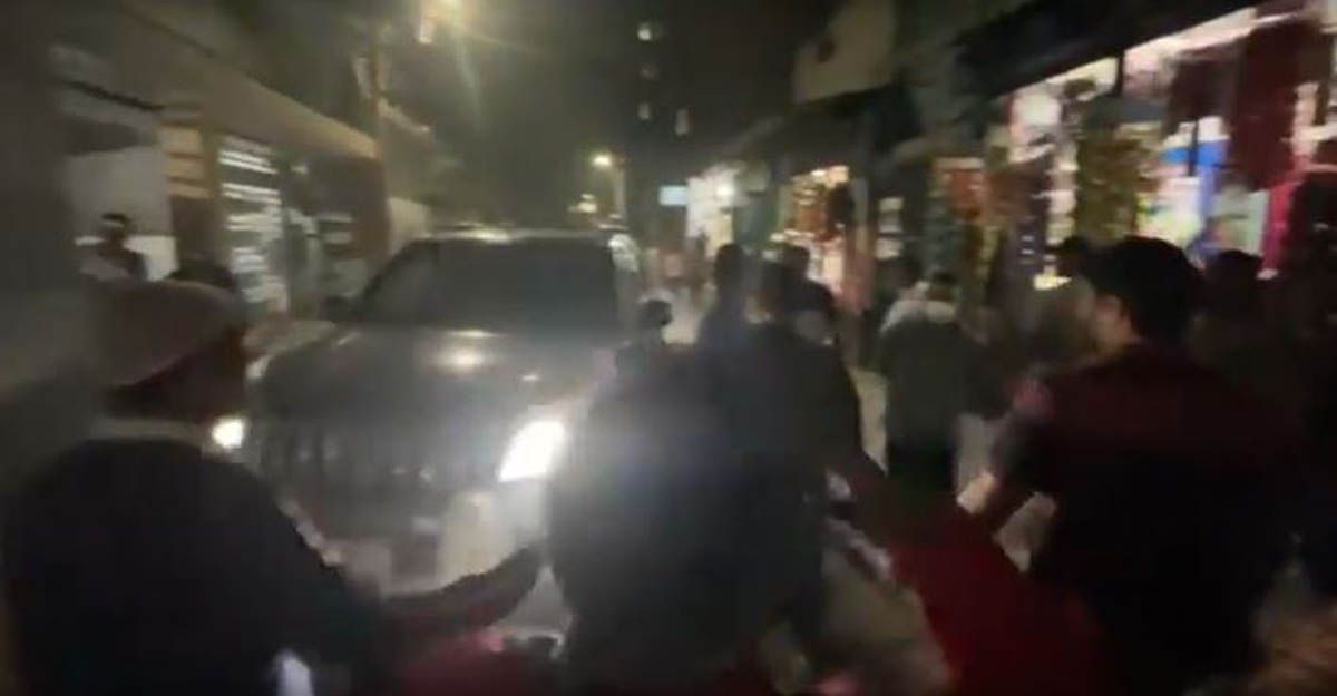 পুলিশের গাড়ি আটকানোর চেষ্টা, ইশরাকের ভিডিও ভাইরাল