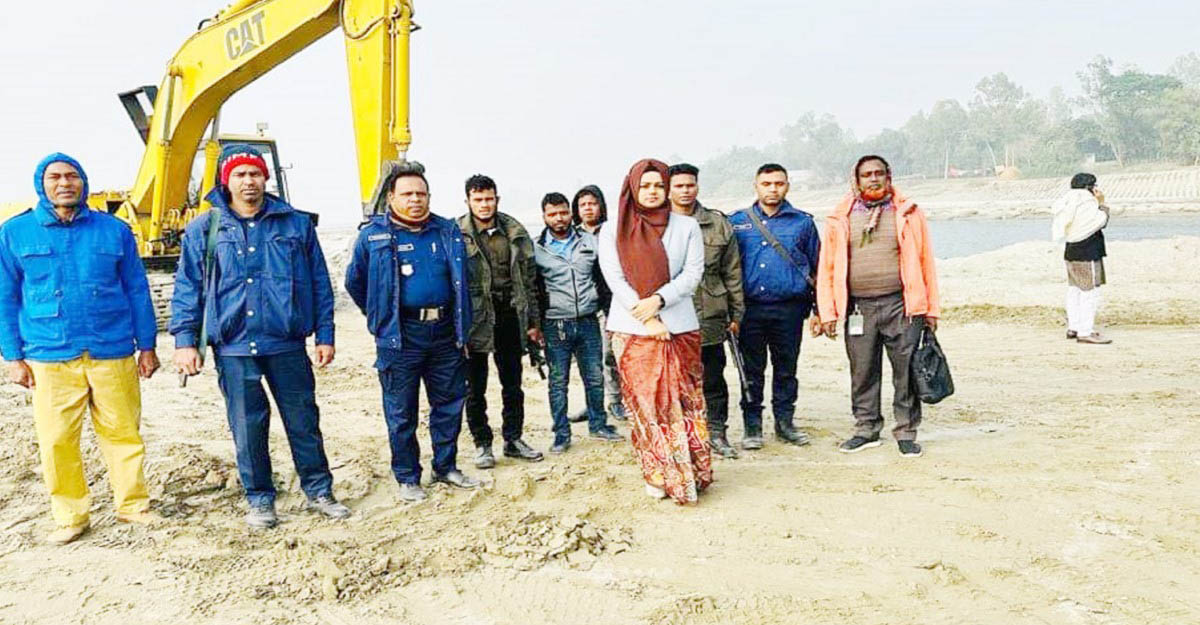 অবৈধভাবে বালু উত্তোলন বন্ধে প্রশাসনের হানা