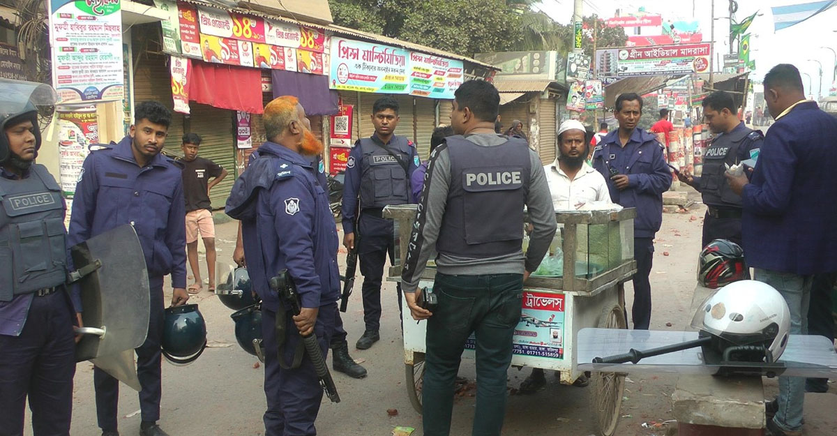ফরিদপুরে ক্রিকেট খেলাকে কেন্দ্র করে গ্রামবাসীর সংঘর্ষ