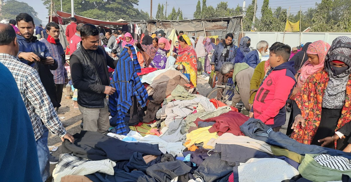 জয়পুরহাটে তীব্র শীতে প্রাণ ফিরে পেয়েছে পুরাতন কাপড়ের ব্যবসা 