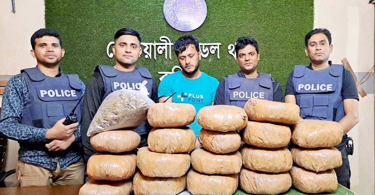 ১ মণ গাঁজাসহ গ্রেফতার ১