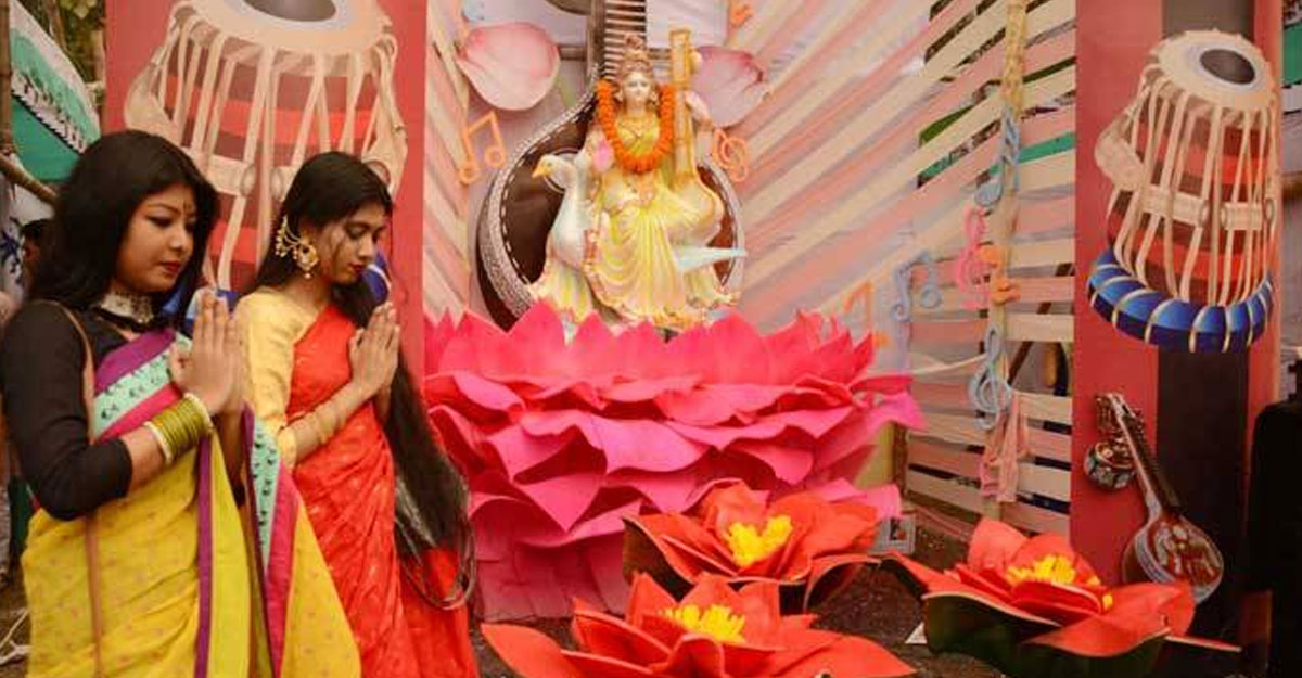 উৎসবমুখর পরিবেশে চলছে সরস্বতী পূজা