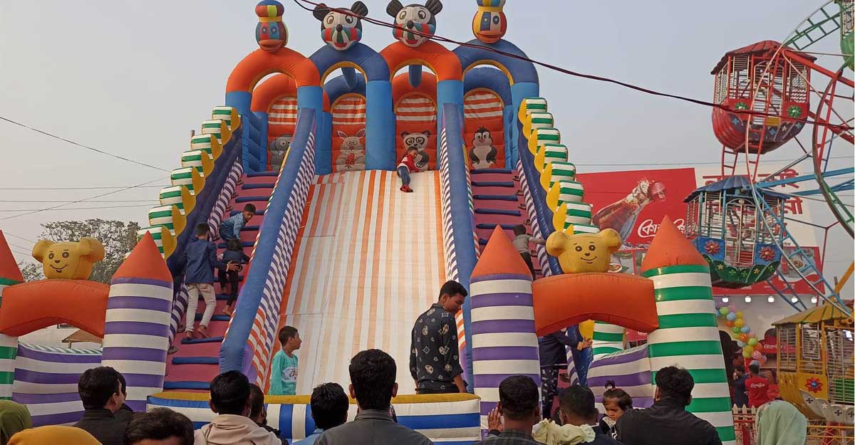 ছুটির দিনে বাণিজ্য মেলায় আনন্দে মেতেছিল শিশুরা