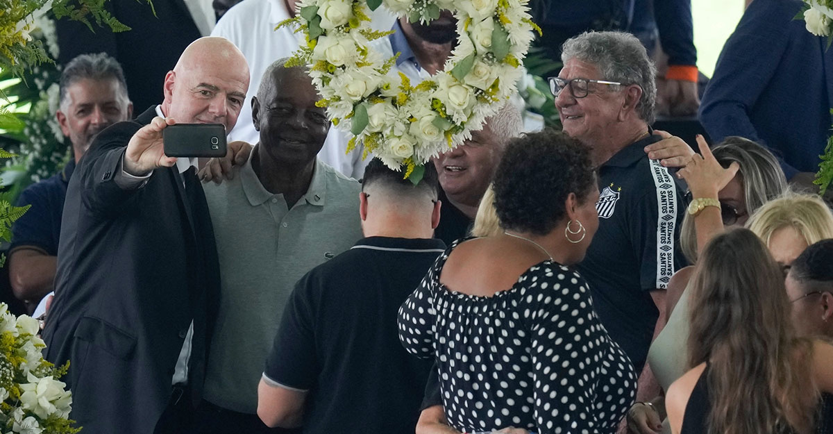 পেলের শেষ শ্রদ্ধায় সেলফি নিয়ে যা বললেন ফিফা সভাপতি