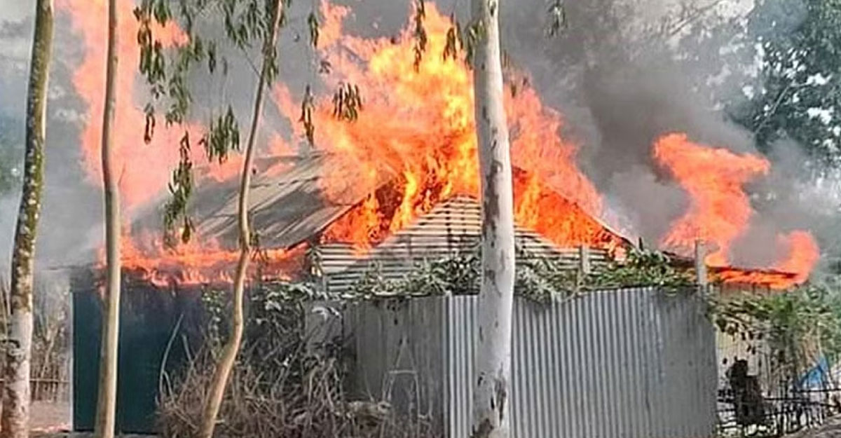 দুইজনকে হত্যার জেরে দিনাজপুরে ৩০ বাড়িতে আগুন