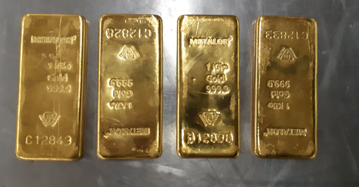 ঝিনাইদহে ৪ সোনার বারসহ আটক ১