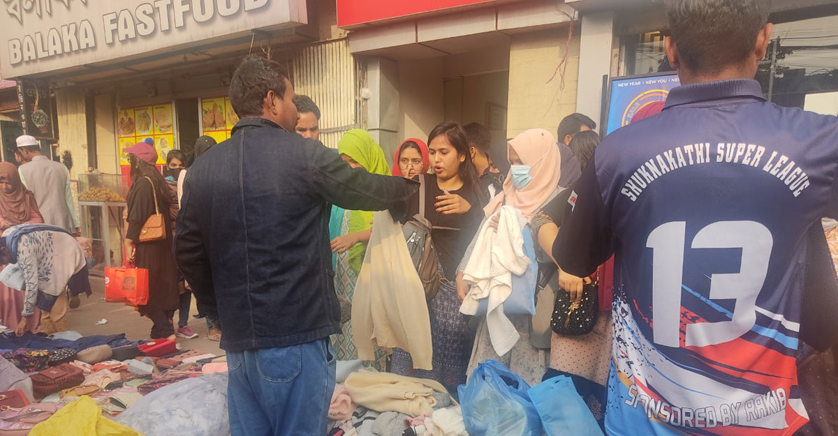 ‘এই যে হুডি, মাত্র ৩০০ টাকা’